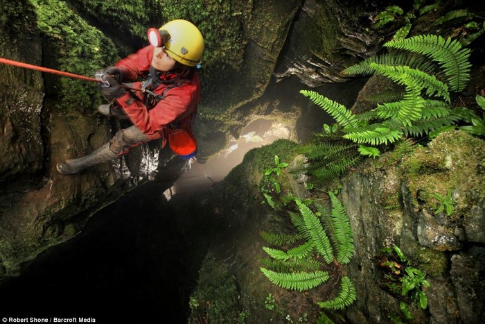 Jane Allen đang trèo ra khỏi một lối vào hang ở Yorkshire